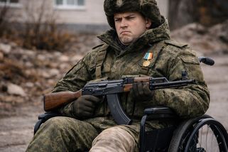 Video: „K čemu mi je Kalašnikov, když nemůžu chodit?“ Rusové poslali na frontu nemohoucího vojáka na invalidním vozíku